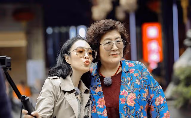 差距甚大!知名港圈女神被曝內地小縣城商演,穿珠光短裙賣力演唱