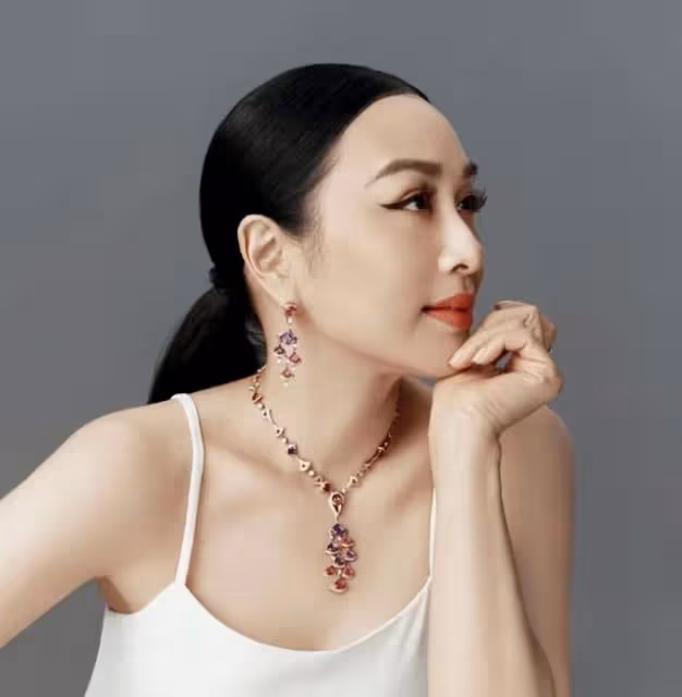 差距甚大!知名港圈女神被曝內地小縣城商演,穿珠光短裙賣力演唱