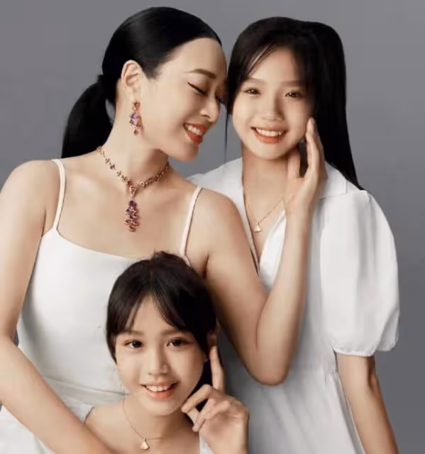 差距甚大!知名港圈女神被曝內地小縣城商演,穿珠光短裙賣力演唱