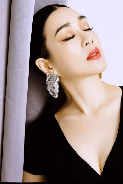 差距甚大!知名港圈女神被曝內地小縣城商演,穿珠光短裙賣力演唱