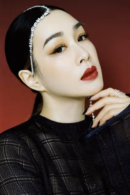 差距甚大!知名港圈女神被曝內地小縣城商演,穿珠光短裙賣力演唱