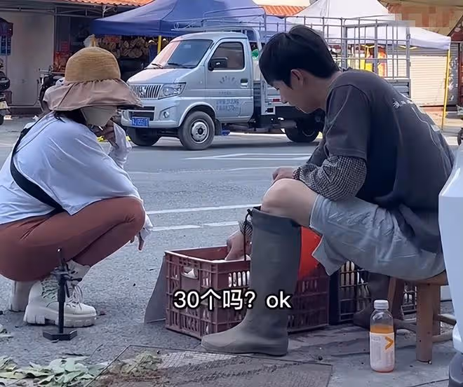 27歲男星回老家賣鴨蛋!穿雨鞋街邊叫賣接地氣,10分鐘賺到35元