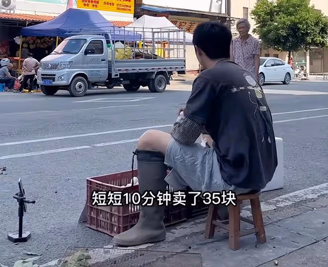 27歲男星回老家賣鴨蛋!穿雨鞋街邊叫賣接地氣,10分鐘賺到35元