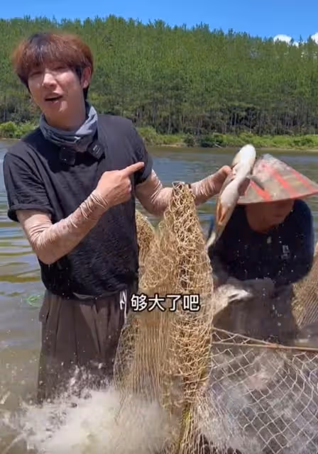 27歲男星回老家賣鴨蛋!穿雨鞋街邊叫賣接地氣,10分鐘賺到35元