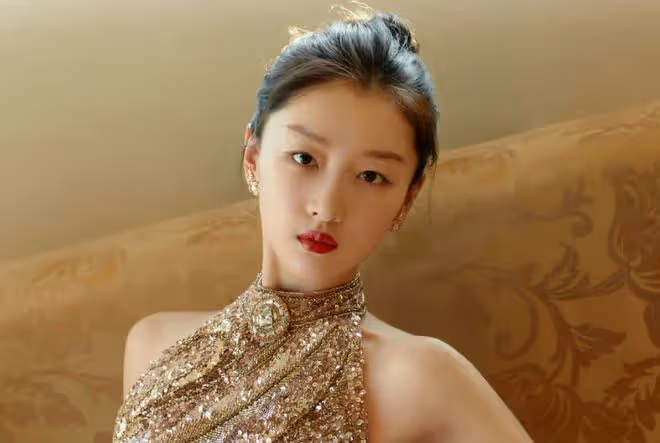 「三金影后」禮服「一條布遮胸」 殘酷對比照曝光被嘲沒身材