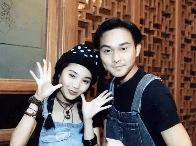 一個曾經被包養,一個泰國找小姐,袁詠儀張智霖也好意思秀恩愛?