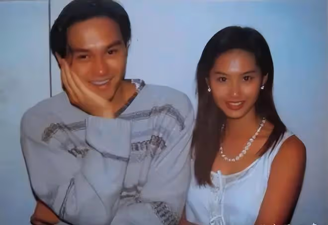 一個曾經被包養,一個泰國找小姐,袁詠儀張智霖也好意思秀恩愛?