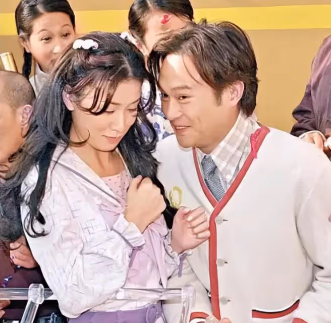 一個曾經被包養,一個泰國找小姐,袁詠儀張智霖也好意思秀恩愛?