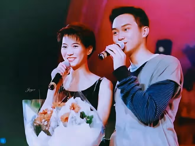 一個曾經被包養,一個泰國找小姐,袁詠儀張智霖也好意思秀恩愛?