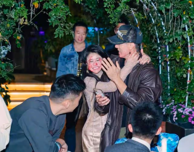 拳王老婆太沒分寸,多次貼上吳尊強行合影,不顧對方老婆在場!