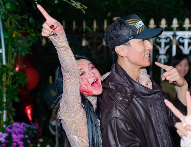 拳王老婆太沒分寸,多次貼上吳尊強行合影,不顧對方老婆在場!