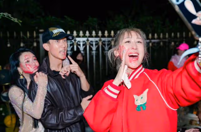 拳王老婆太沒分寸,多次貼上吳尊強行合影,不顧對方老婆在場!