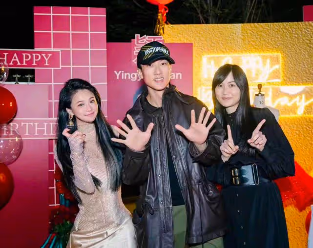 拳王老婆太沒分寸,多次貼上吳尊強行合影,不顧對方老婆在場!