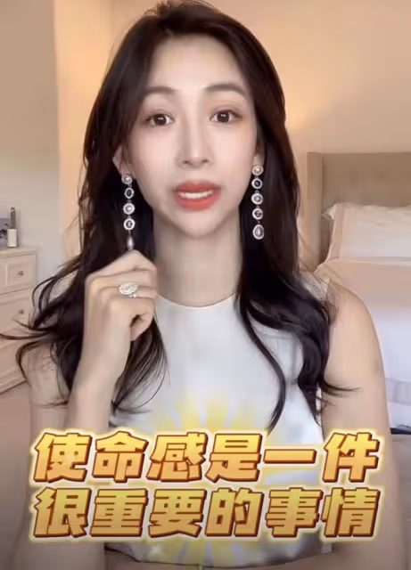 知名美女主持定居美國相夫教子,模樣變化大,戴五件珠寶被指高調