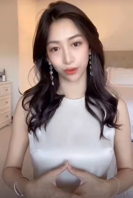 知名美女主持定居美國相夫教子,模樣變化大,戴五件珠寶被指高調
