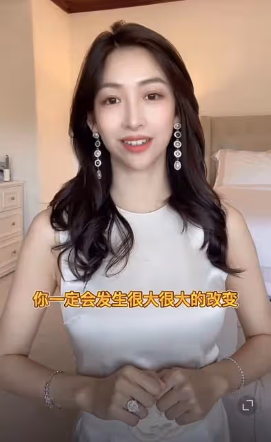 知名美女主持定居美國相夫教子,模樣變化大,戴五件珠寶被指高調