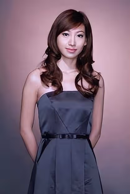 知名美女主持定居美國相夫教子,模樣變化大,戴五件珠寶被指高調