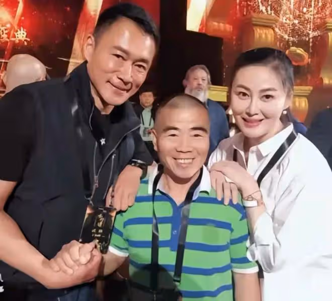 52歲王思懿曬合照!武松武大郎潘金蓮罕同框,女方模樣大變認不出