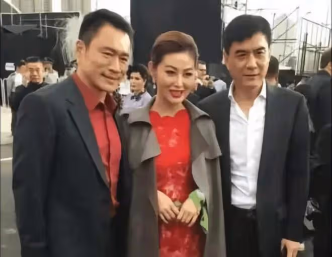 52歲王思懿曬合照!武松武大郎潘金蓮罕同框,女方模樣大變認不出