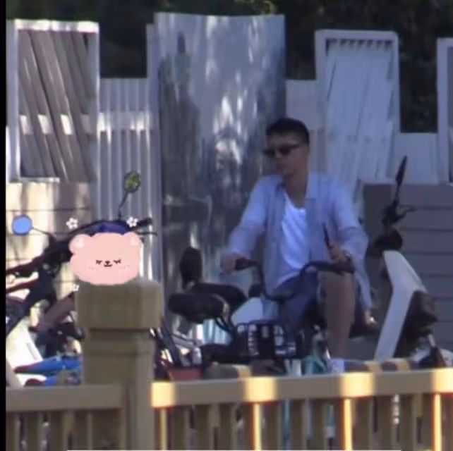 王雷攜5歲幼子騎行無人識,危險行為惹爭議,兒子虎頭虎頭像媽