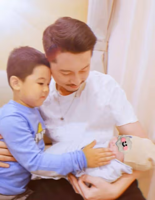 王雷攜5歲幼子騎行無人識，危險行為惹爭議，兒子虎頭虎頭像媽