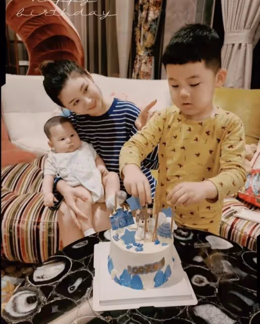 王雷攜5歲幼子騎行無人識，危險行為惹爭議，兒子虎頭虎頭像媽
