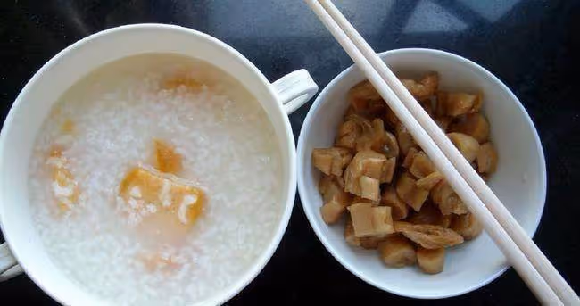 前妻生病住院,我瞞著妻子送去36萬,回家看到桌上的飯菜,我內疚不已