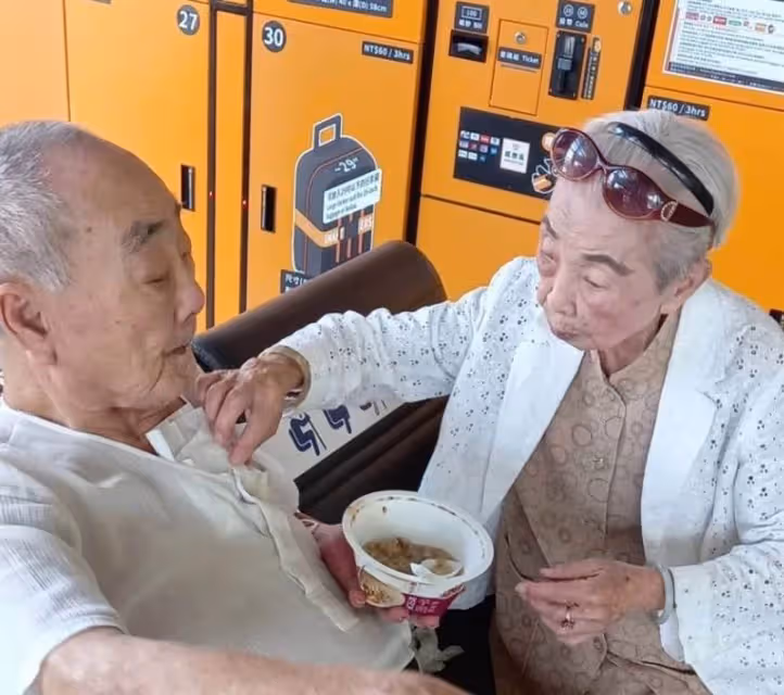1年沒見面！97歲嬤「太想念80歲失智兒」獨自搭高鐵北上，結局讓人動容，網淚：最深母子情。