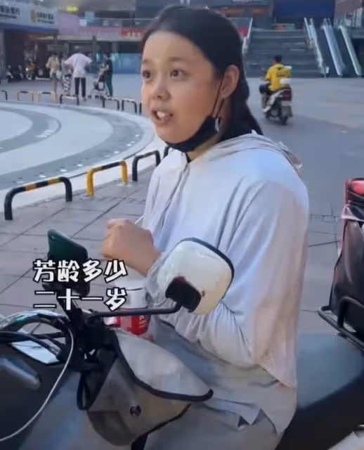 丈夫離世,婆婆狠心拿走賠償金後將她趕出門,21歲單親媽帶娃跑外送,再苦都不怕:為了孩子我不能退縮。