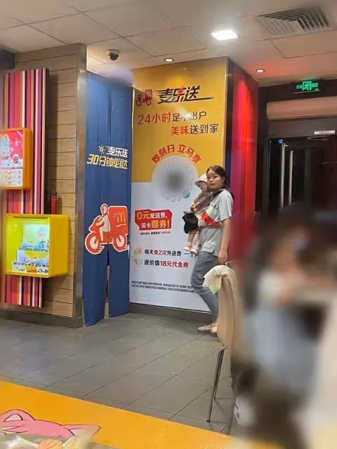 丈夫離世,婆婆狠心拿走賠償金後將她趕出門,21歲單親媽帶娃跑外送,再苦都不怕:為了孩子我不能退縮。
