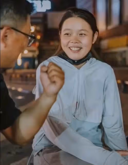 丈夫離世,婆婆狠心拿走賠償金後將她趕出門,21歲單親媽帶娃跑外送,再苦都不怕:為了孩子我不能退縮。
