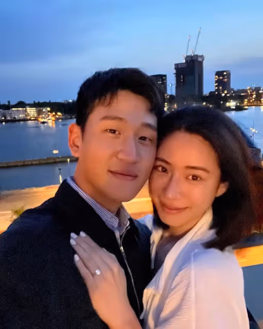 周興哲求婚成功！　大6歲未婚妻趙岱新甜曬婚戒