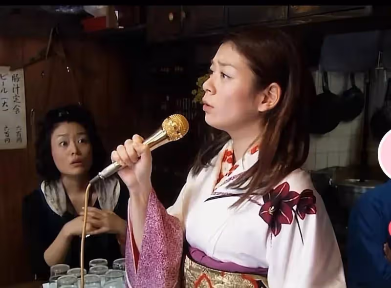 女孩從身無分文討貓飯吃,在飯店老闆的幫助下成了當紅歌星