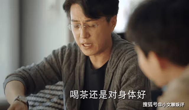 《底線》格子襯衫配爸爸外套,為了周亦安的成熟,造型師操碎了心