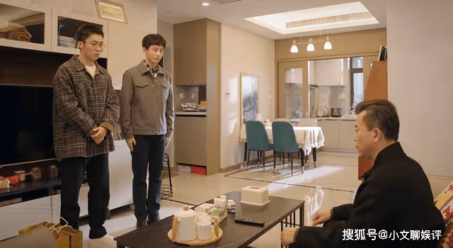 《底線》格子襯衫配爸爸外套,為了周亦安的成熟,造型師操碎了心