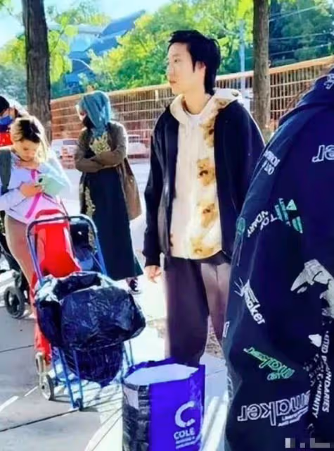 吳卓林寒風中排隊領救濟糧，生活窘迫到睡橋洞，父母皆在卻像孤兒