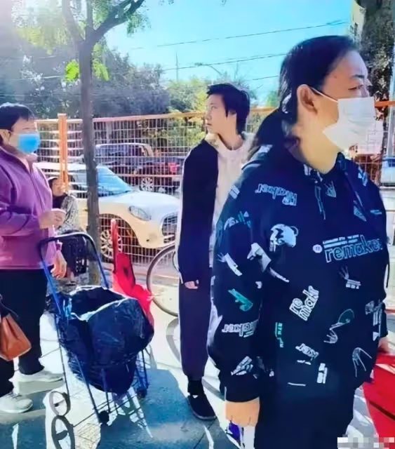 吳卓林寒風中排隊領救濟糧，生活窘迫到睡橋洞，父母皆在卻像孤兒