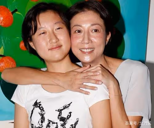 被嫌棄的一生！母親借她「逼宮上位」成龍不認　私生女身份飽受爭議：如今放下一切「為自己而活」