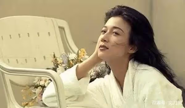 被嫌棄的一生！母親借她「逼宮上位」成龍不認　私生女身份飽受爭議：如今放下一切「為自己而活」