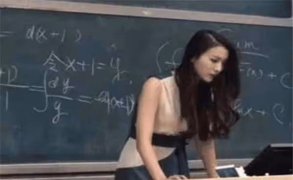 班主任顏值太高，開家長會時，爸爸們都搶著去，網友：想當她學生