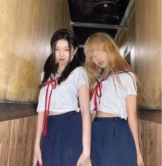 王菲女兒李嫣近照，穿著時尚引網友熱議，今15歲顏值飆升