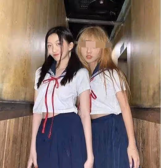 王菲女兒李嫣近照，穿著時尚引網友熱議，今15歲顏值飆升
