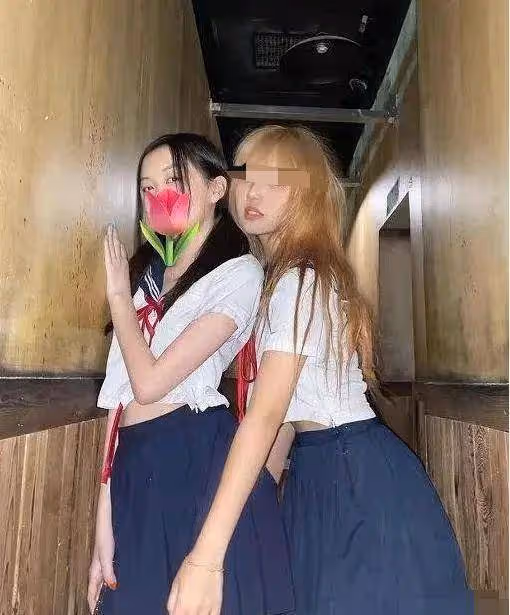 王菲女兒李嫣近照，穿著時尚引網友熱議，今15歲顏值飆升