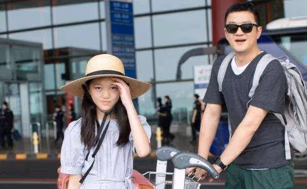 王菲女兒李嫣近照，穿著時尚引網友熱議，今15歲顏值飆升
