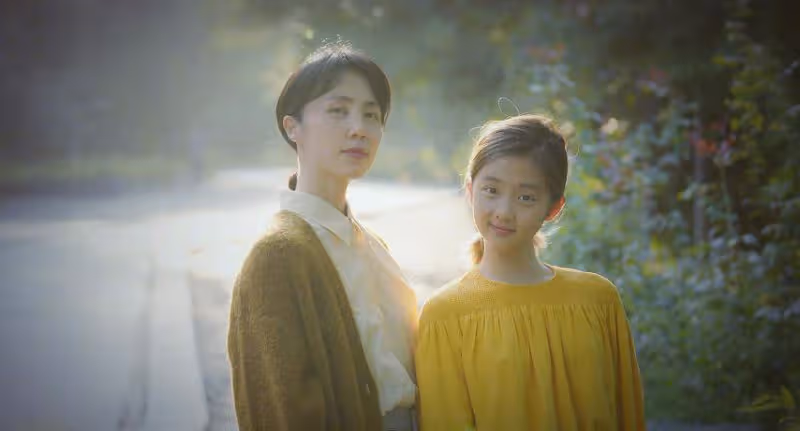 王菲女兒李嫣近照，穿著時尚引網友熱議，今15歲顏值飆升