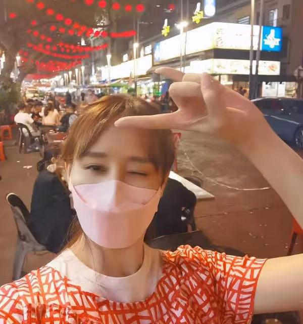 43歲胡靜現身路邊大排檔,素麵朝天閒逛無人識,穿6000裙子似少女