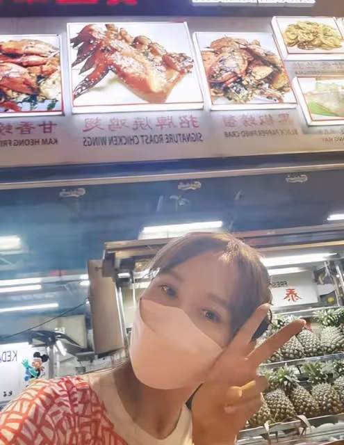 43歲胡靜現身路邊大排檔,素麵朝天閒逛無人識,穿6000裙子似少女