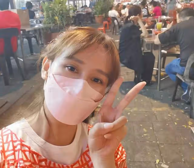 43歲胡靜現身路邊大排檔,素麵朝天閒逛無人識,穿6000裙子似少女