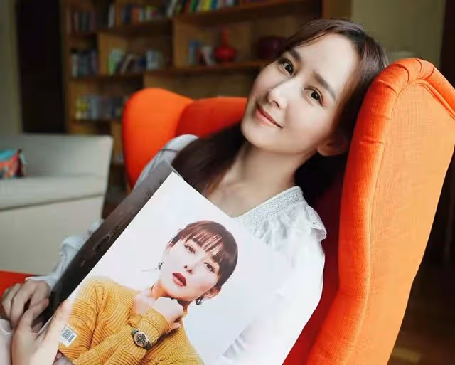 43歲胡靜現身路邊大排檔,素麵朝天閒逛無人識,穿6000裙子似少女