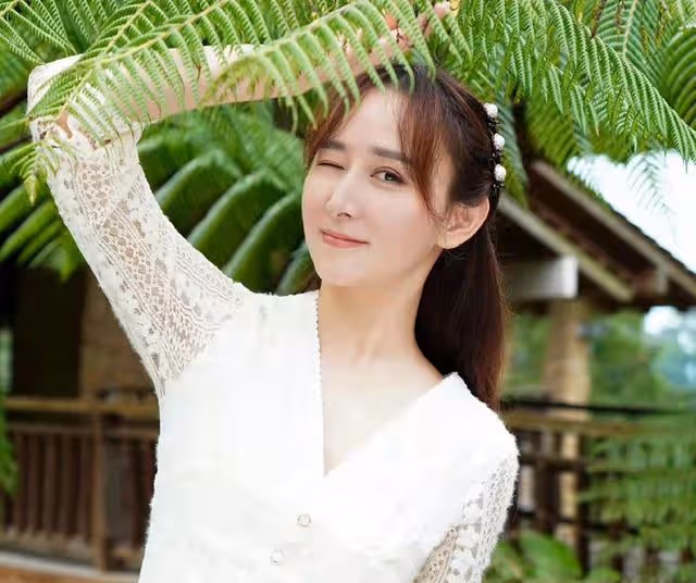 43歲胡靜現身路邊大排檔,素麵朝天閒逛無人識,穿6000裙子似少女